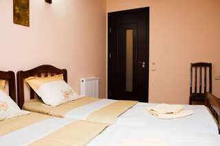 Хостелы GL Hostel Тбилиси Двухместный номер с 2 отдельными кроватями, вид на сад-2