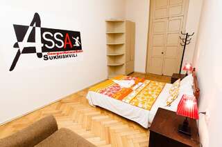 Хостелы GL Hostel Тбилиси Номер с кроватью размера "queen-size" и видом на сад-1