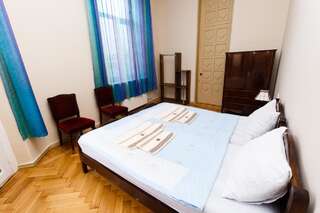 Хостелы GL Hostel Тбилиси Двухместный номер Делюкс с 1 кроватью или 2 отдельными кроватями и балконом-3