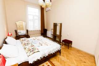 Хостелы GL Hostel Тбилиси Улучшенный двухместный номер с 1 кроватью или 2 отдельными кроватями и видом на сад-5